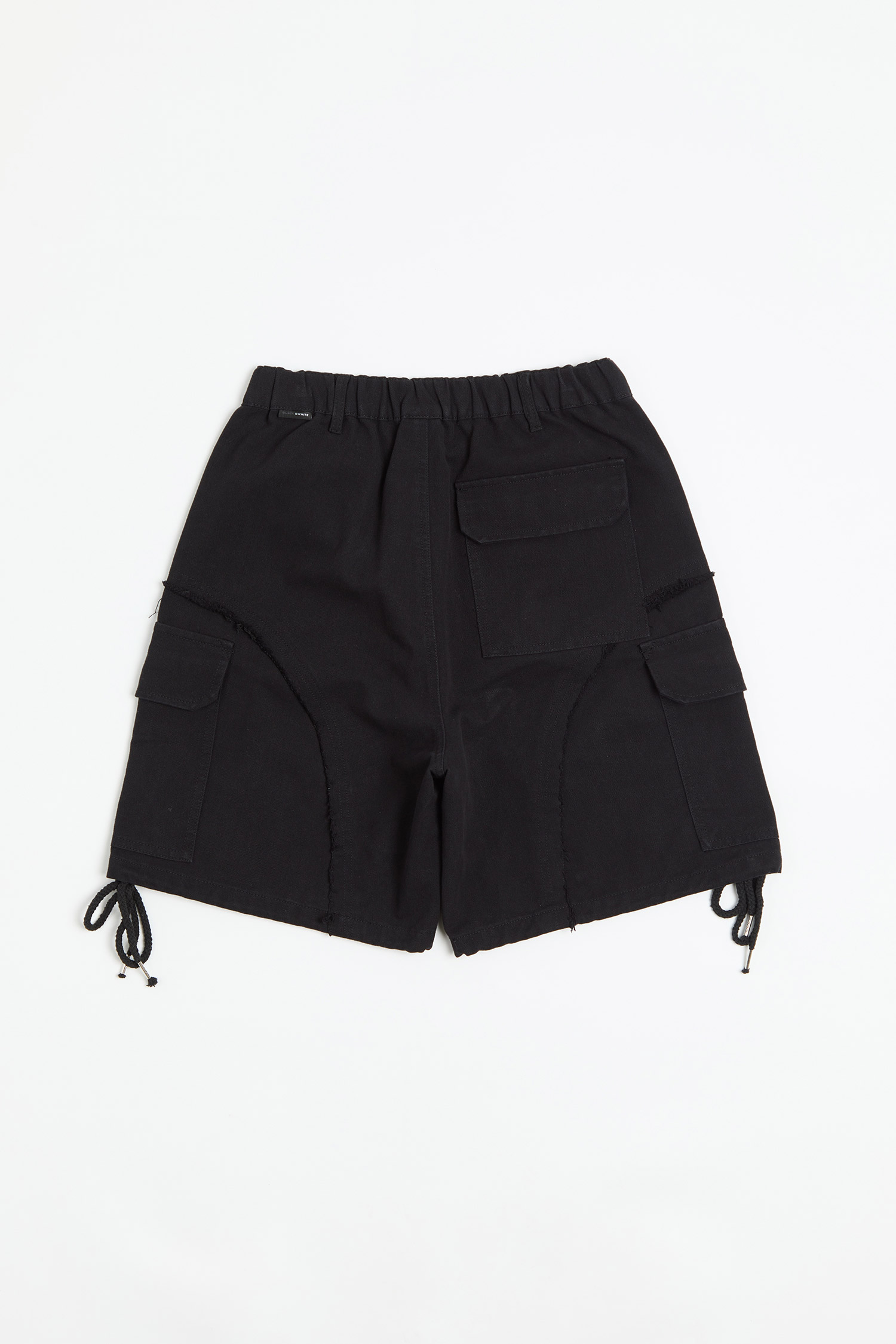 剪接不收邊 抽繩設計短褲