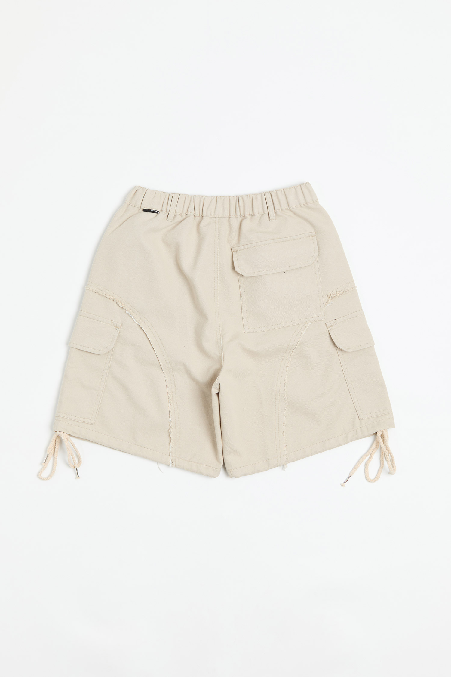 剪接不收邊 抽繩設計短褲