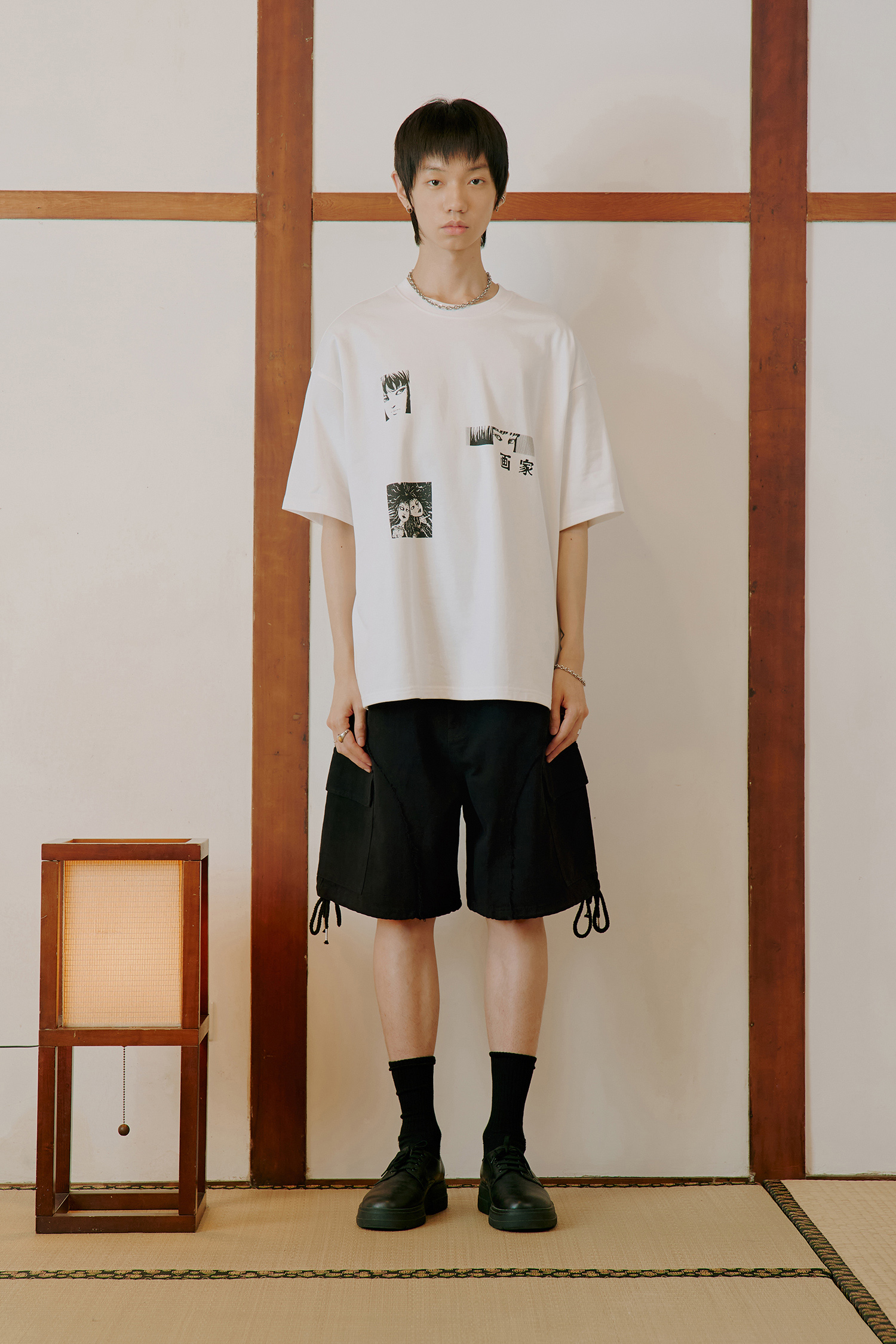 剪接不收邊 抽繩設計短褲