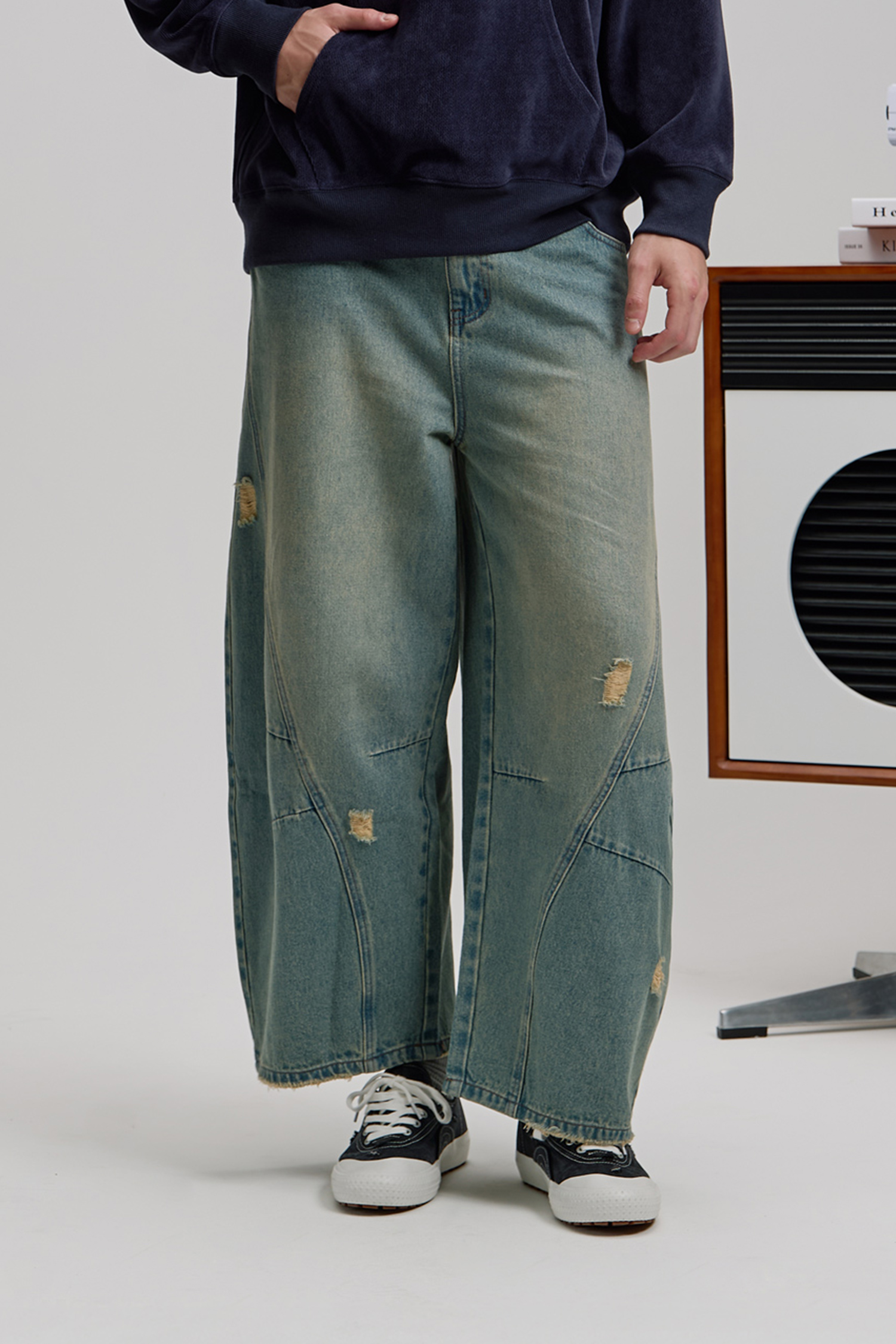 刷舊水洗 彎刀牛仔長褲(寬版)