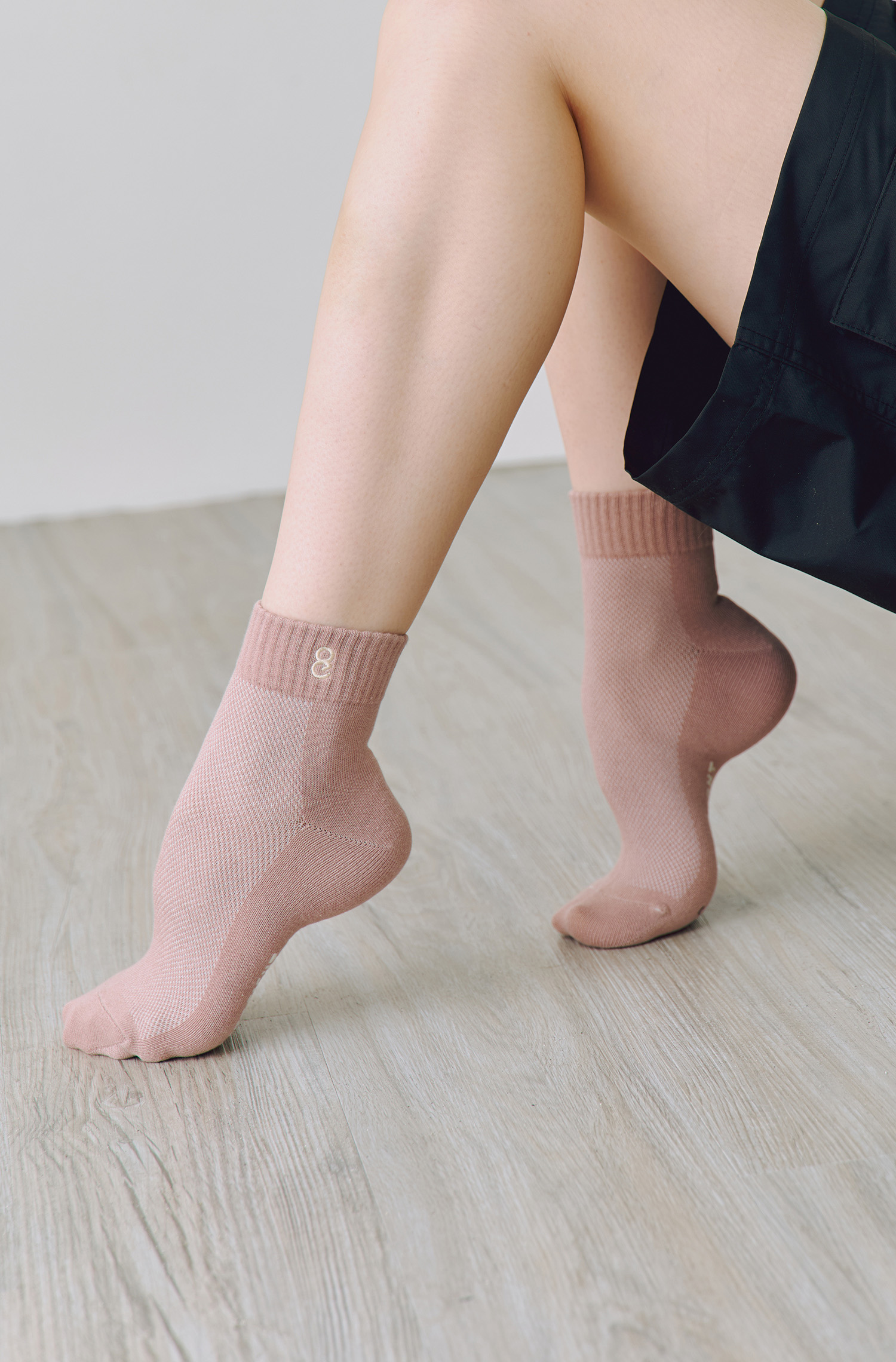 品牌跳色電繡短襪