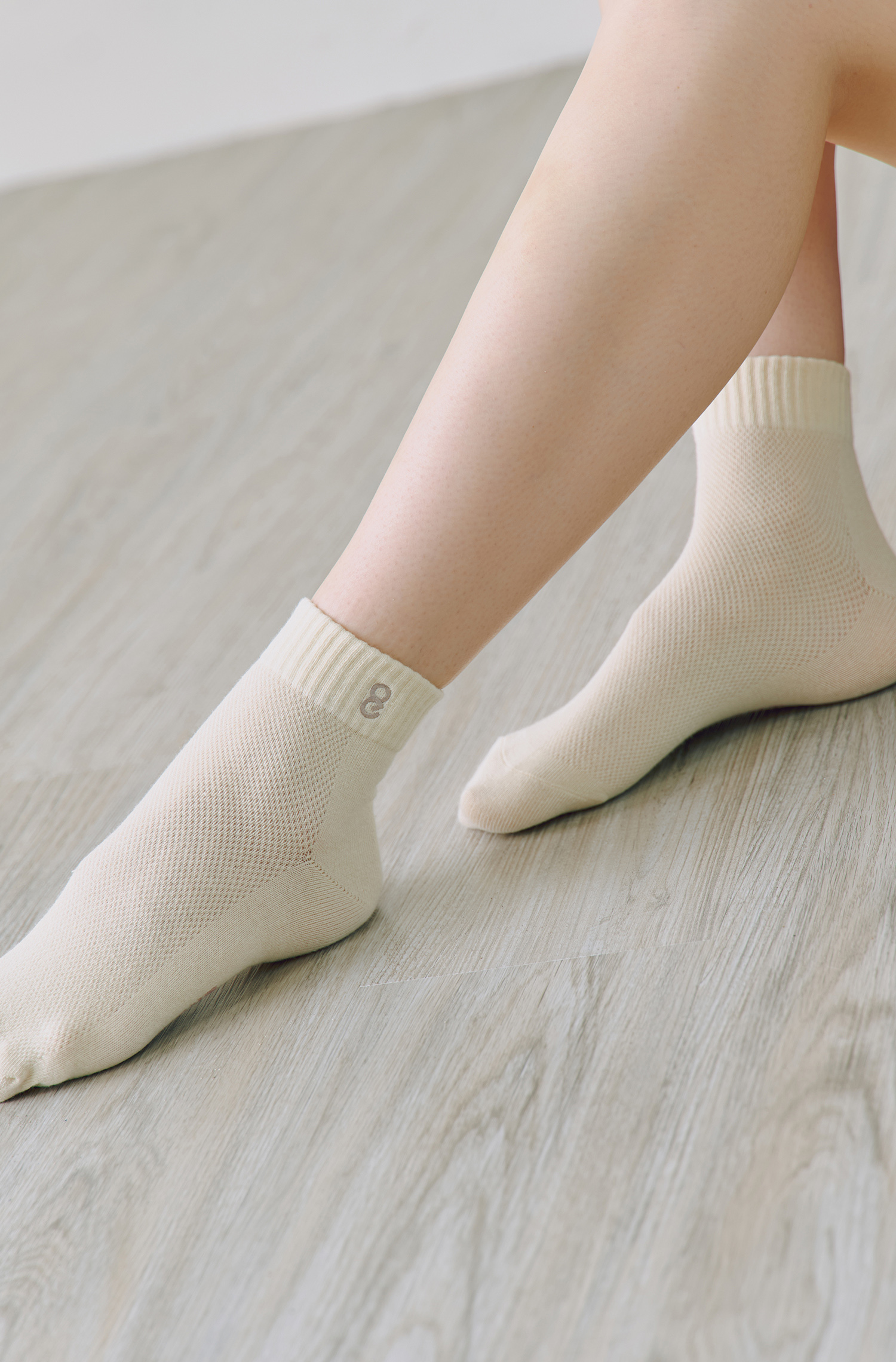 品牌跳色電繡短襪