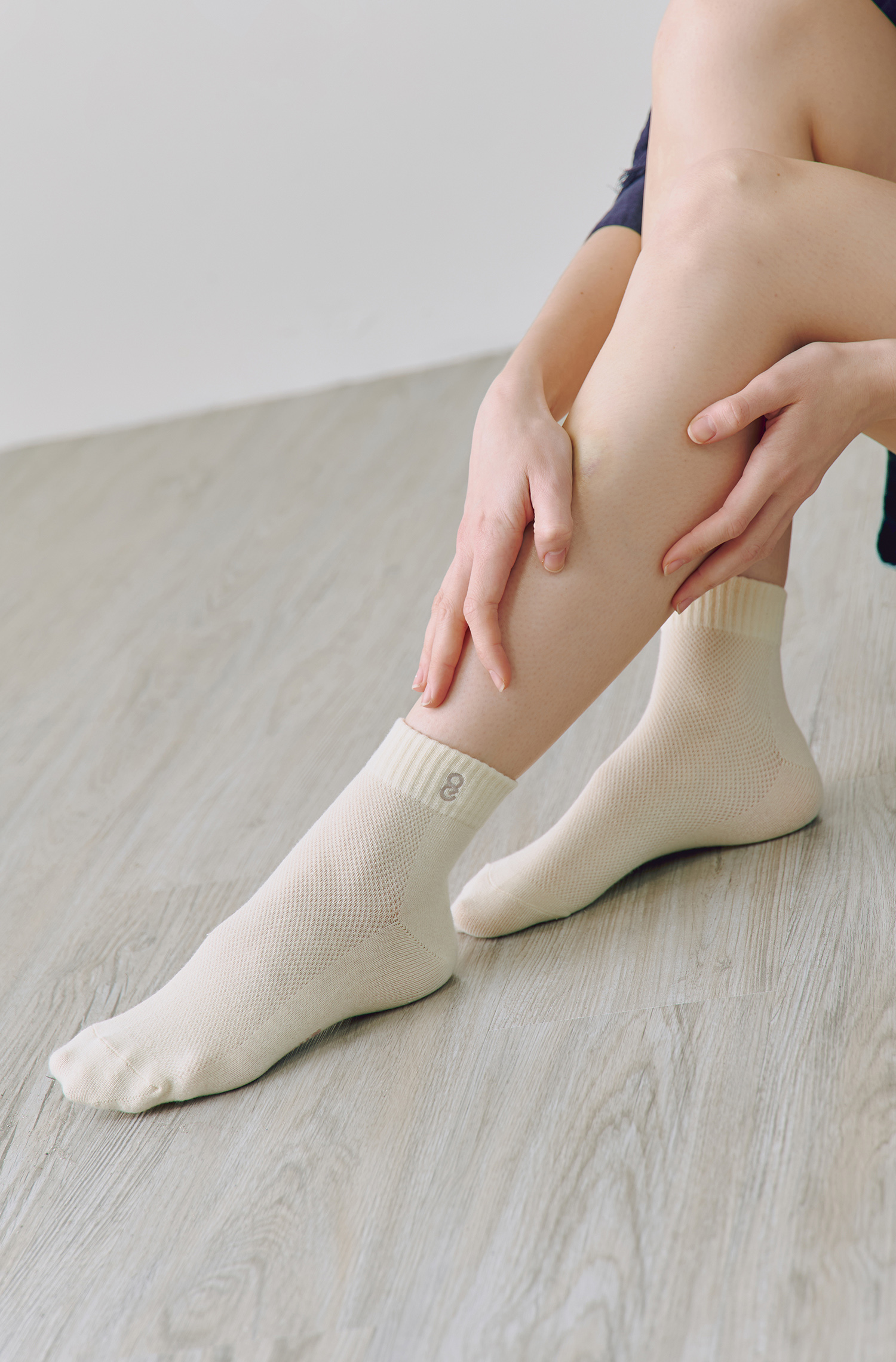 品牌跳色電繡短襪