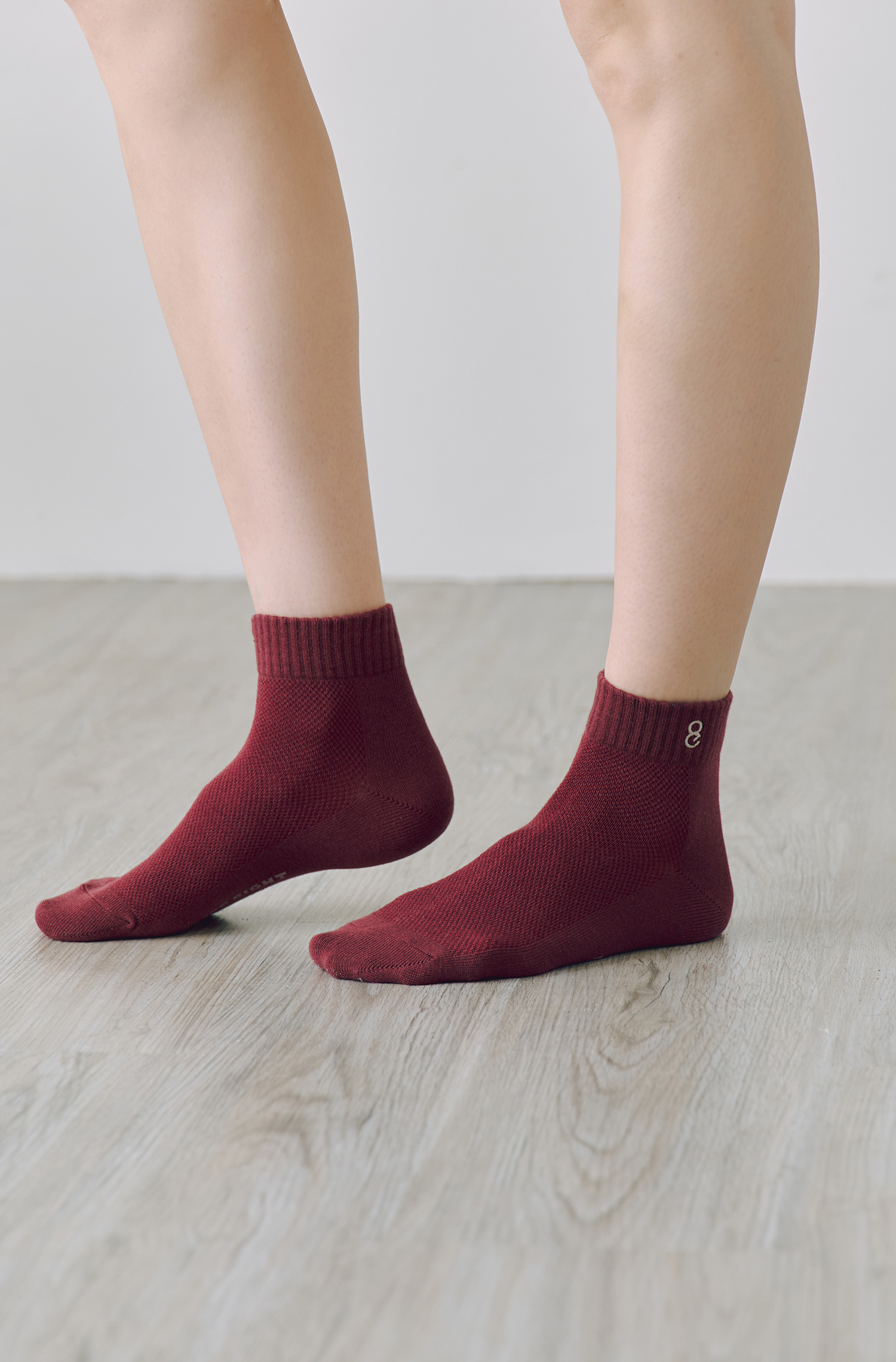 品牌跳色電繡短襪