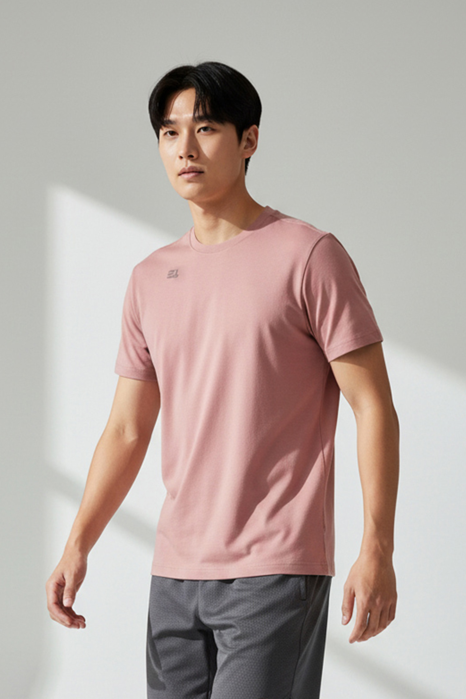 俐落標誌吸排短袖上衣