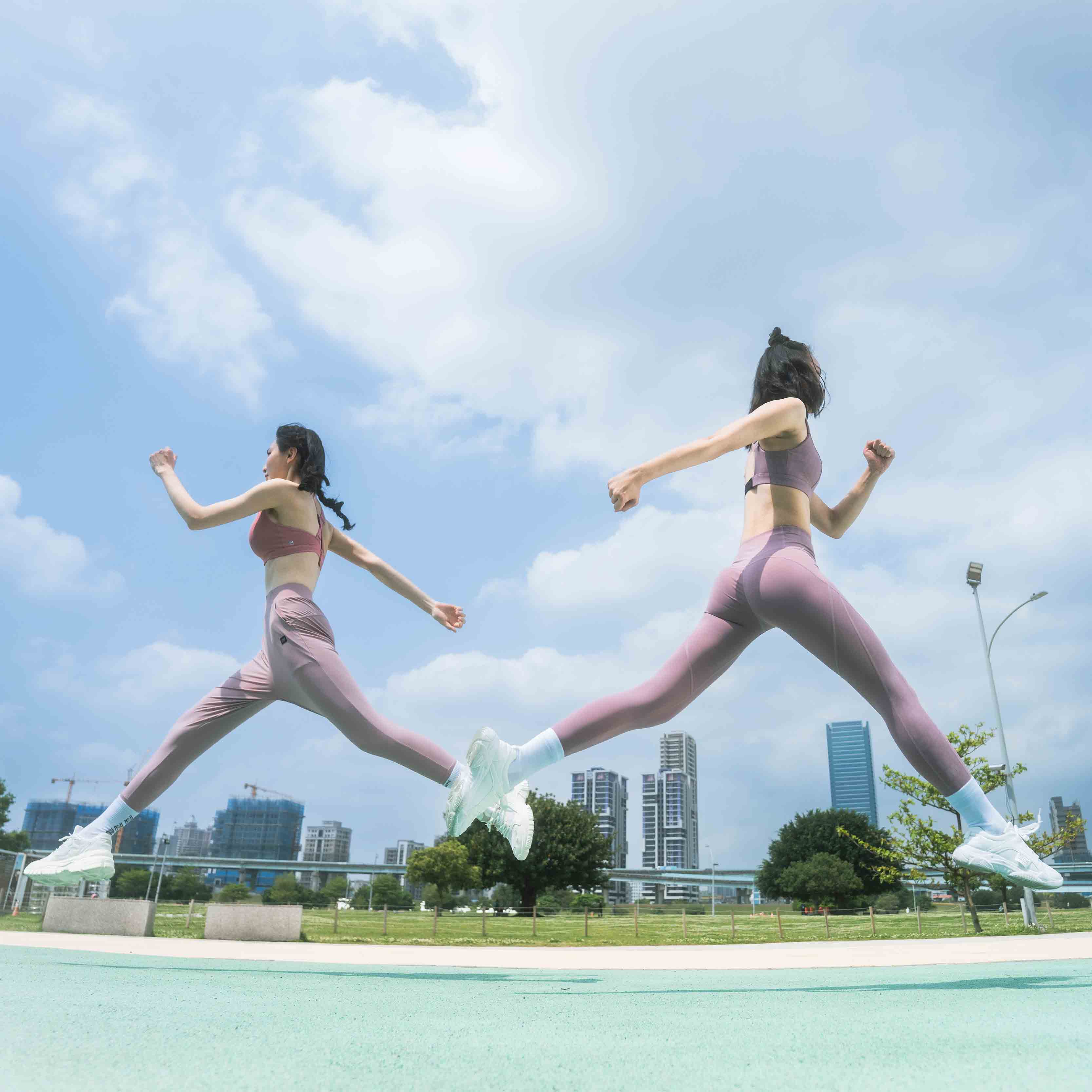 MOLLIFIX 滿版logo拼接修飾動塑褲