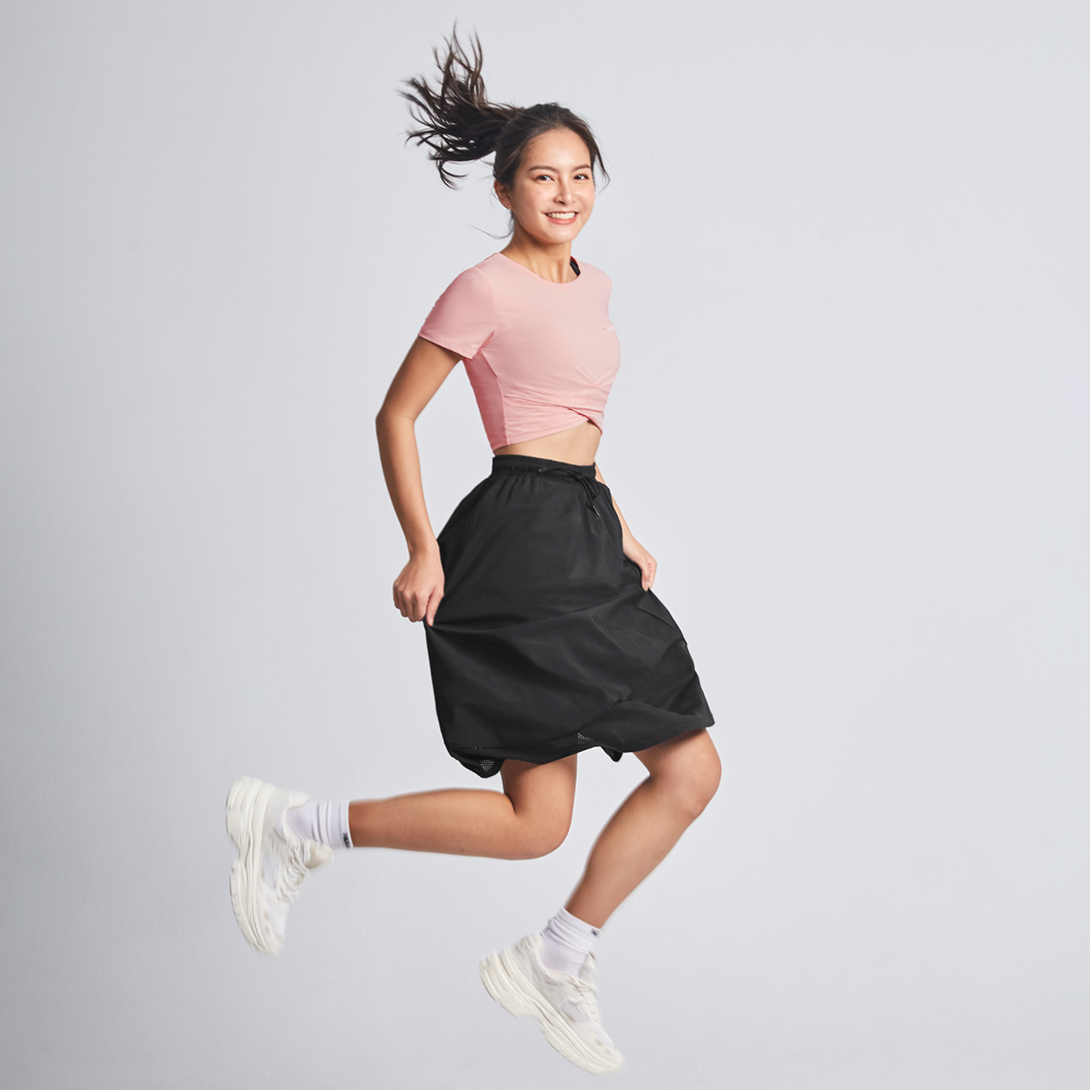 MOLLIFIX 品牌標語前交疊短版上衣