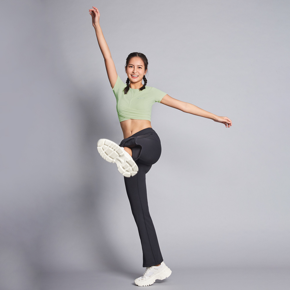 MOLLIFIX 品牌標語前交疊短版上衣