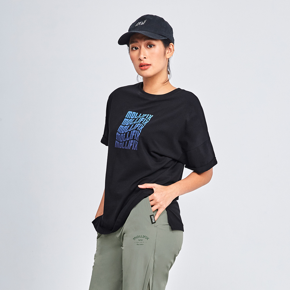 MOLLIFIX 袖反摺漸層LOGO短袖上衣