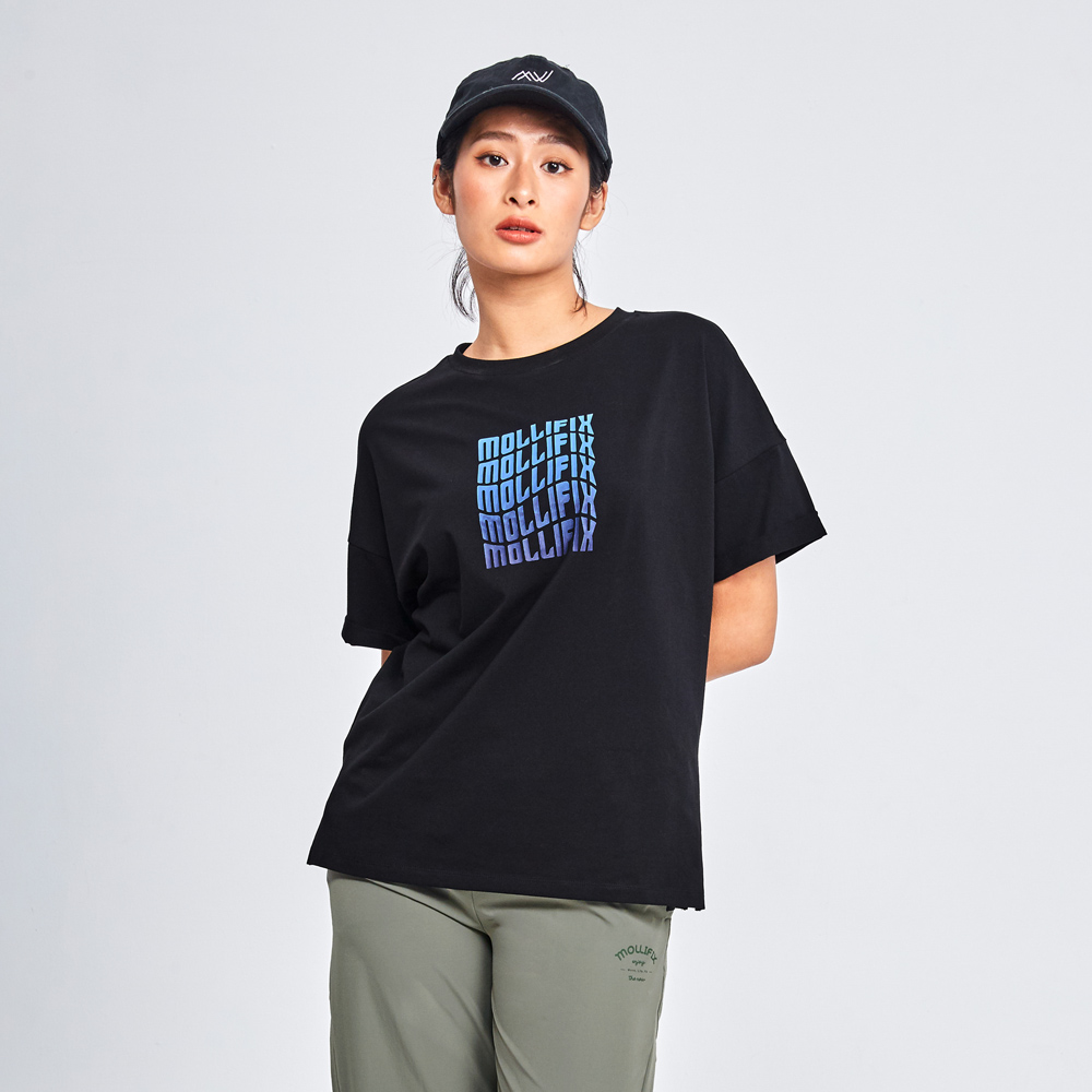 MOLLIFIX 袖反摺漸層LOGO短袖上衣