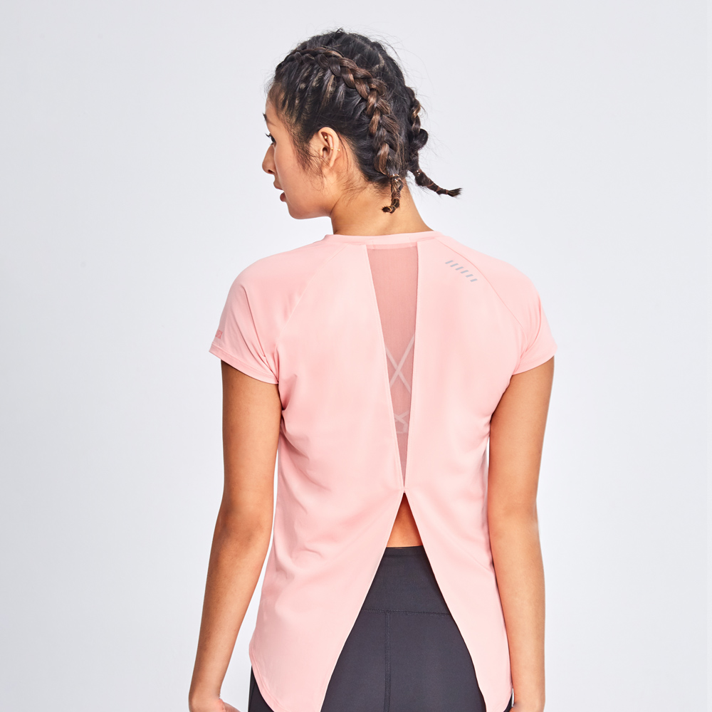 MOLLIFIX 美背後透網開岔短袖上衣