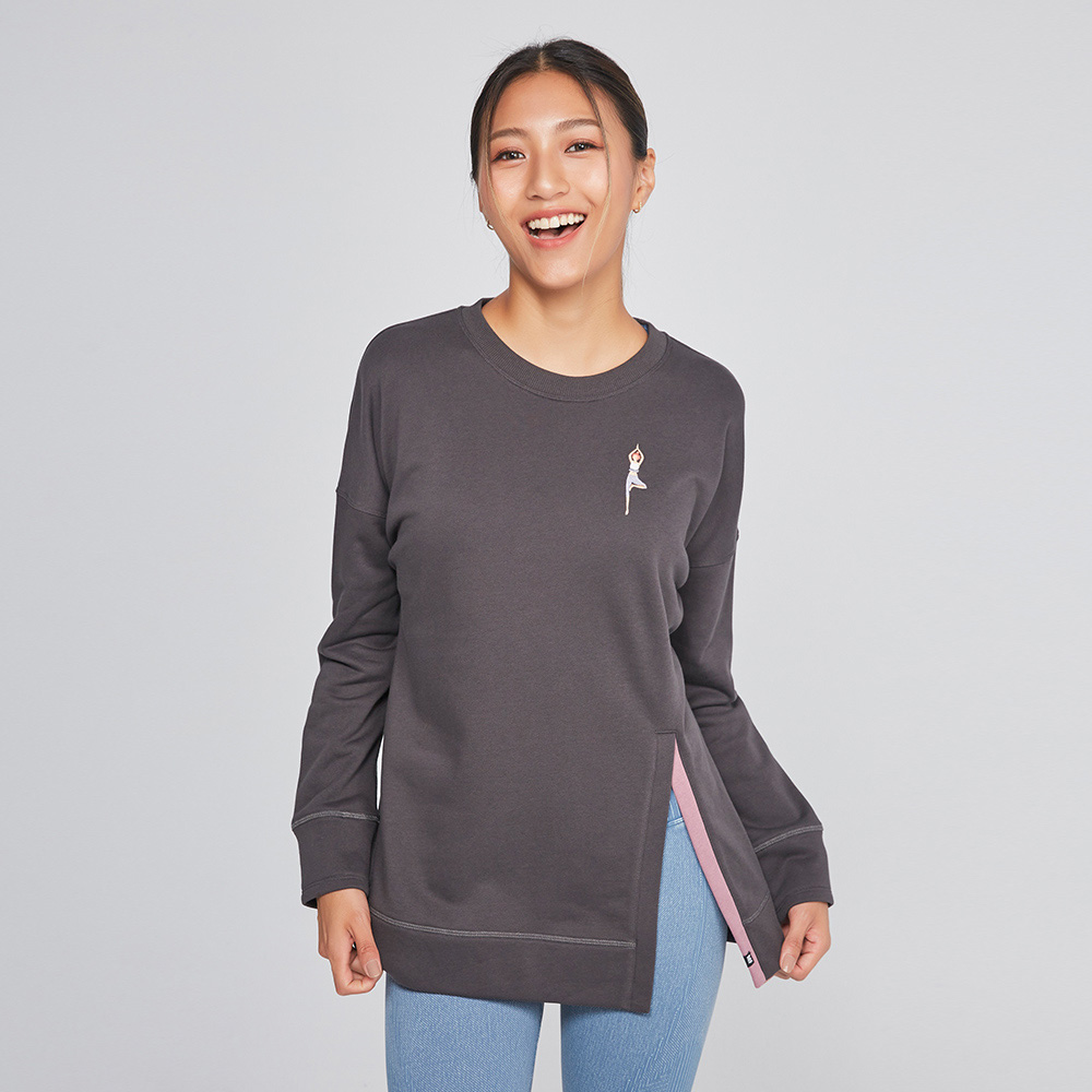 MOLLIFIX 刺繡撞色開衩圓領上衣