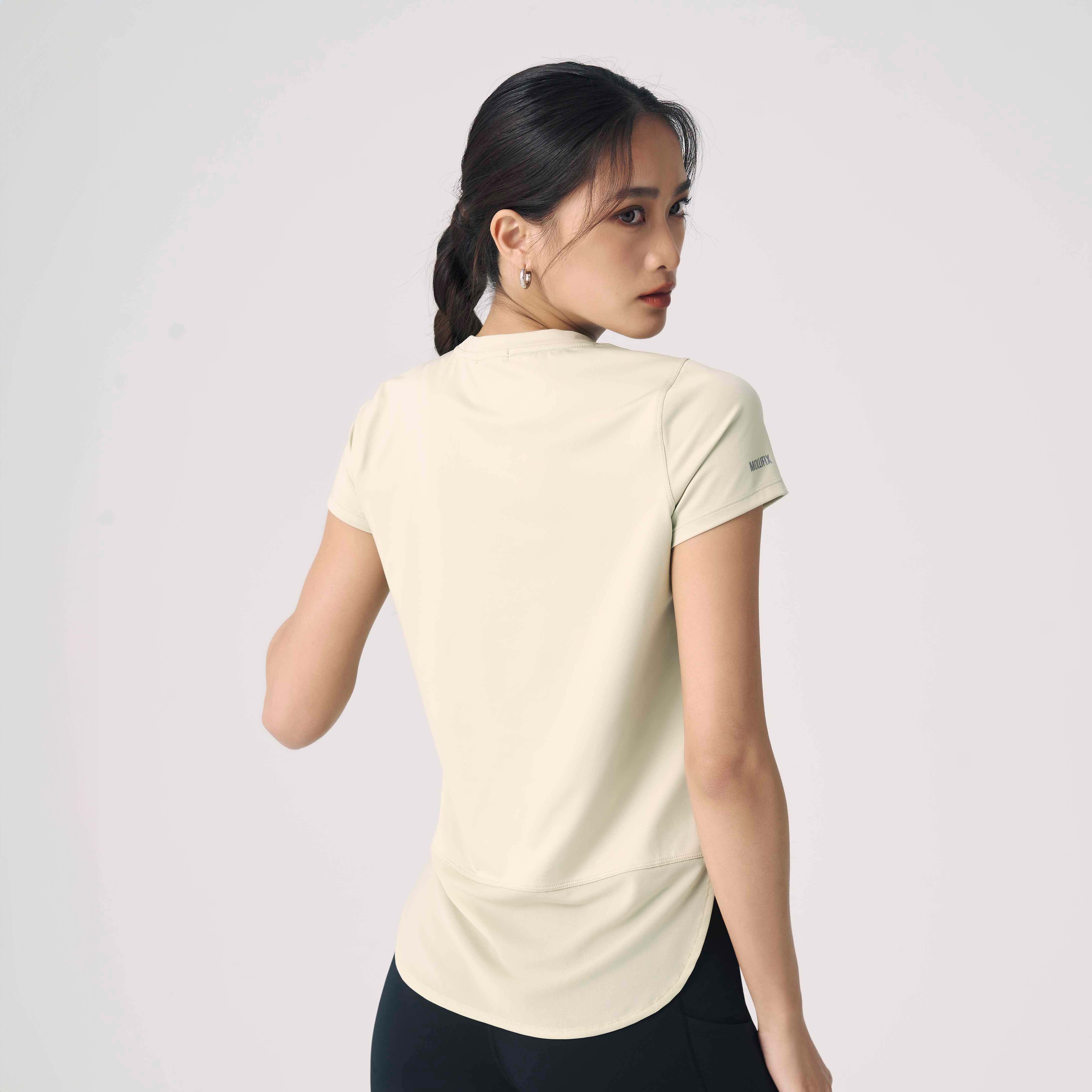 MOLLIFIX 抗菌下擺圓弧拚網短袖上衣