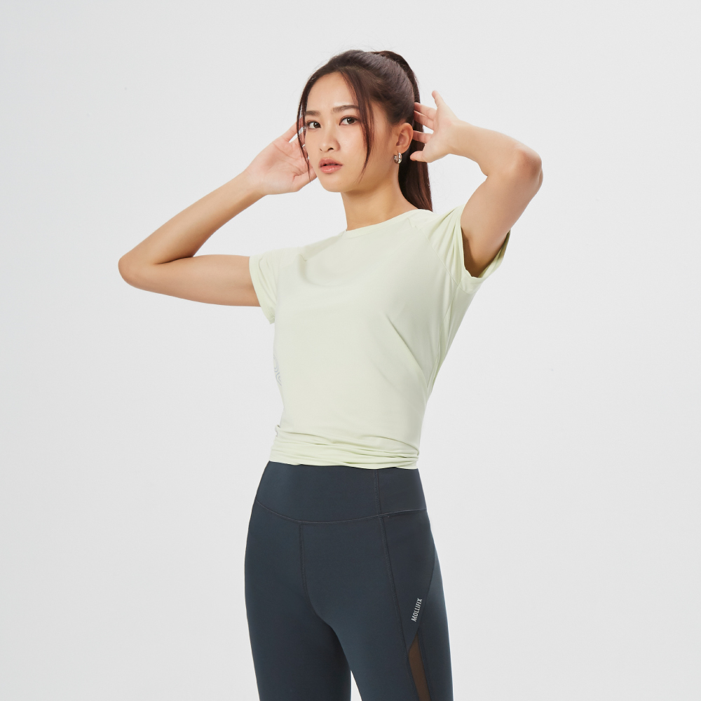MOLLIFIX 涼感美背後透網開衩短袖上衣
