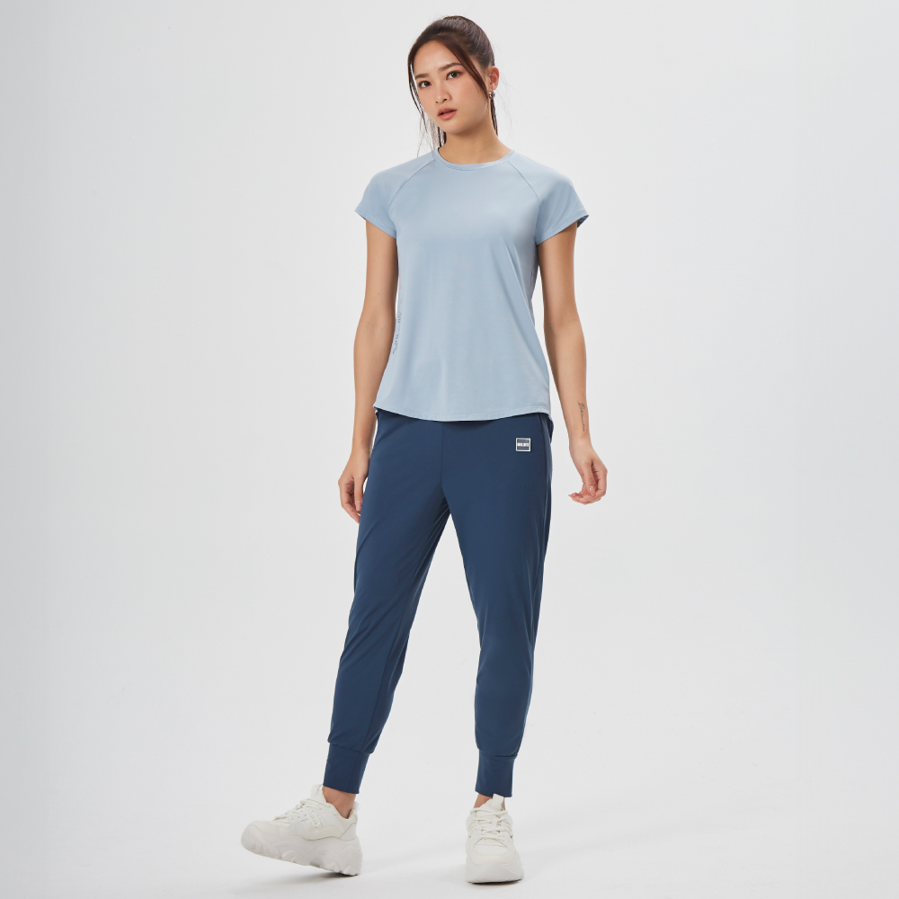 MOLLIFIX 涼感美背後透網開衩短袖上衣