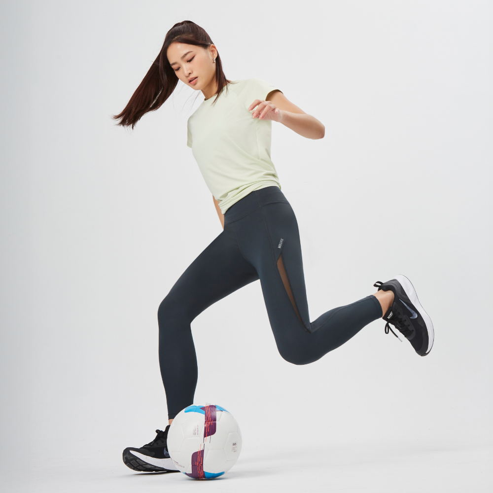 MOLLIFIX 涼感美背後透網開衩短袖上衣