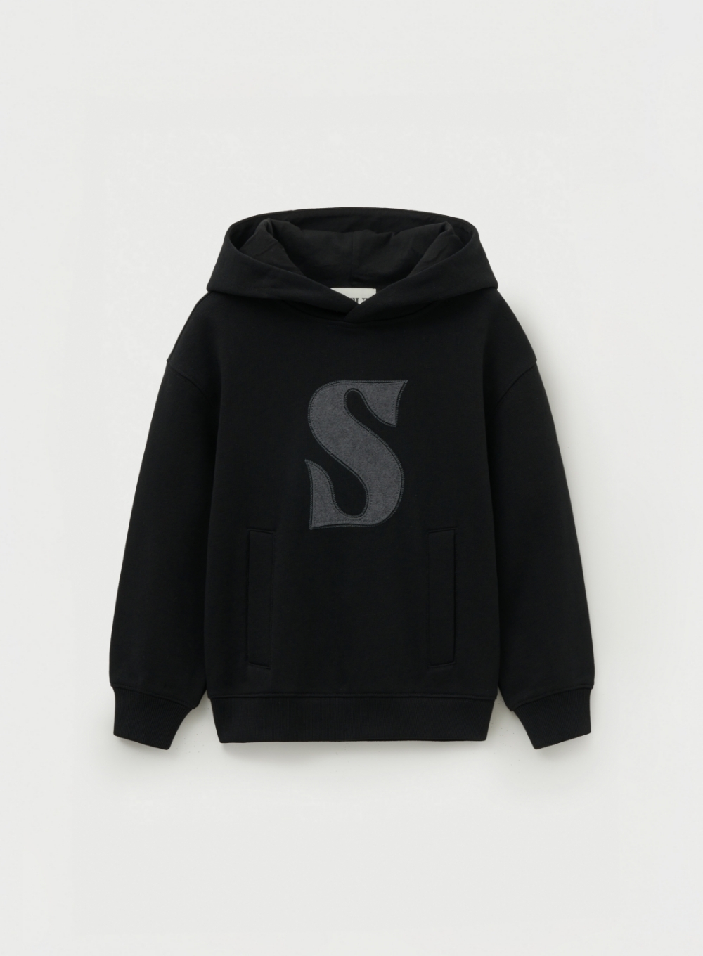 SATUR 兒童款 S Logo 貼布口袋連帽上衣  SA253KTH01