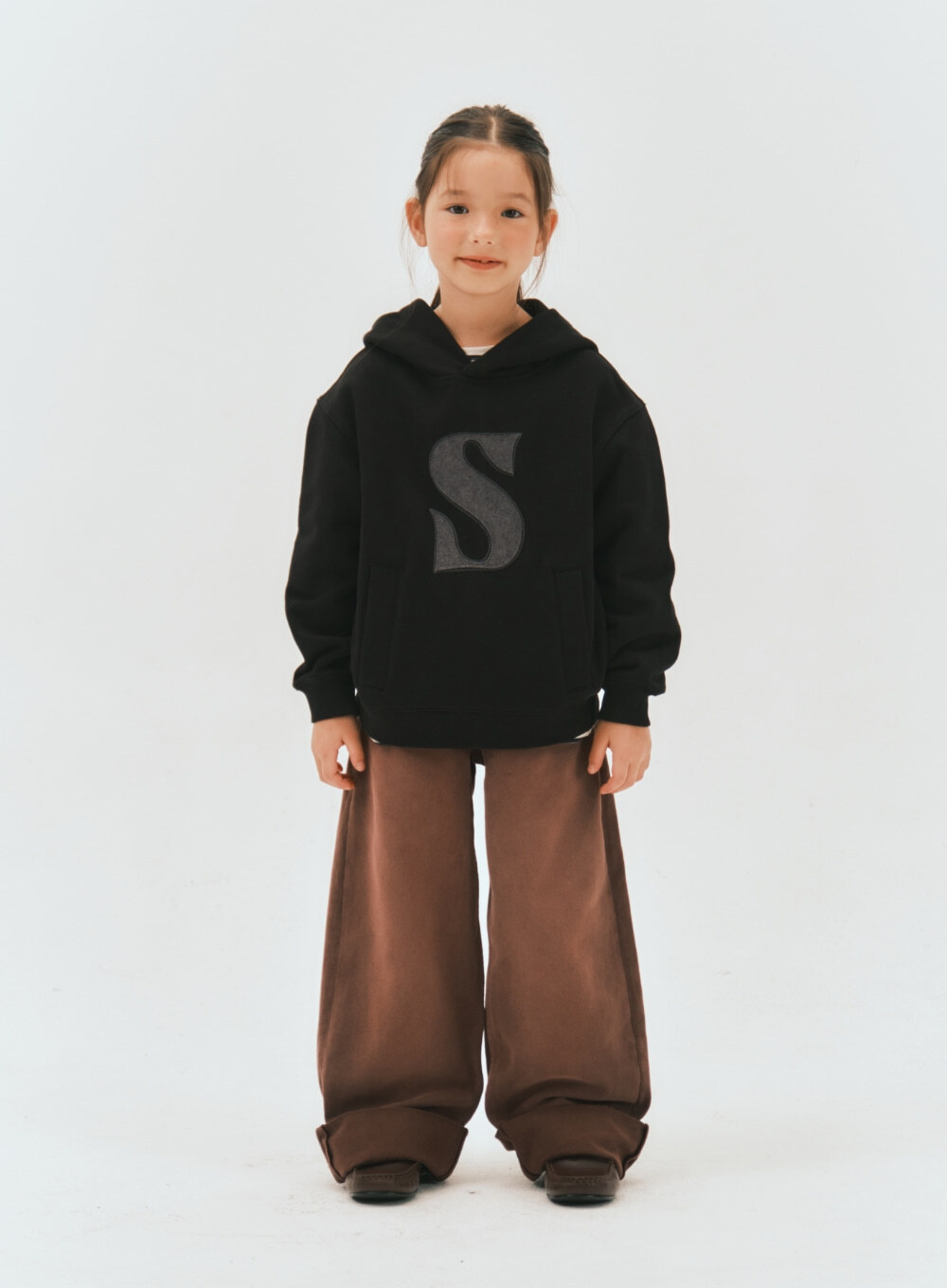 SATUR 兒童款 S Logo 貼布口袋連帽上衣  SA253KTH01