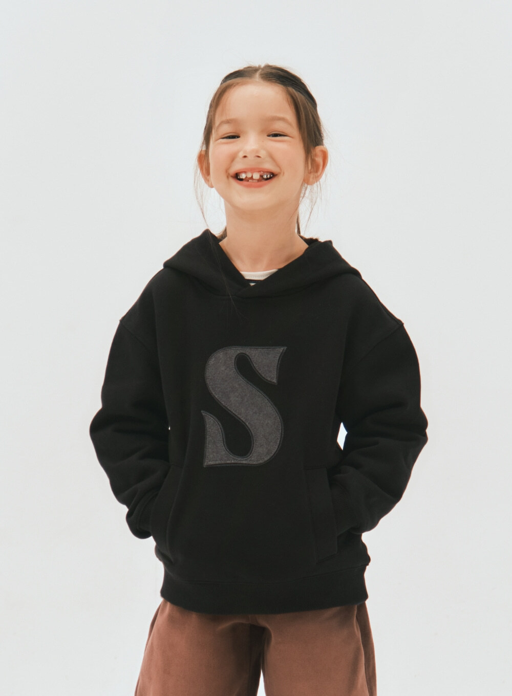 SATUR 兒童款 S Logo 貼布口袋連帽上衣  SA253KTH01