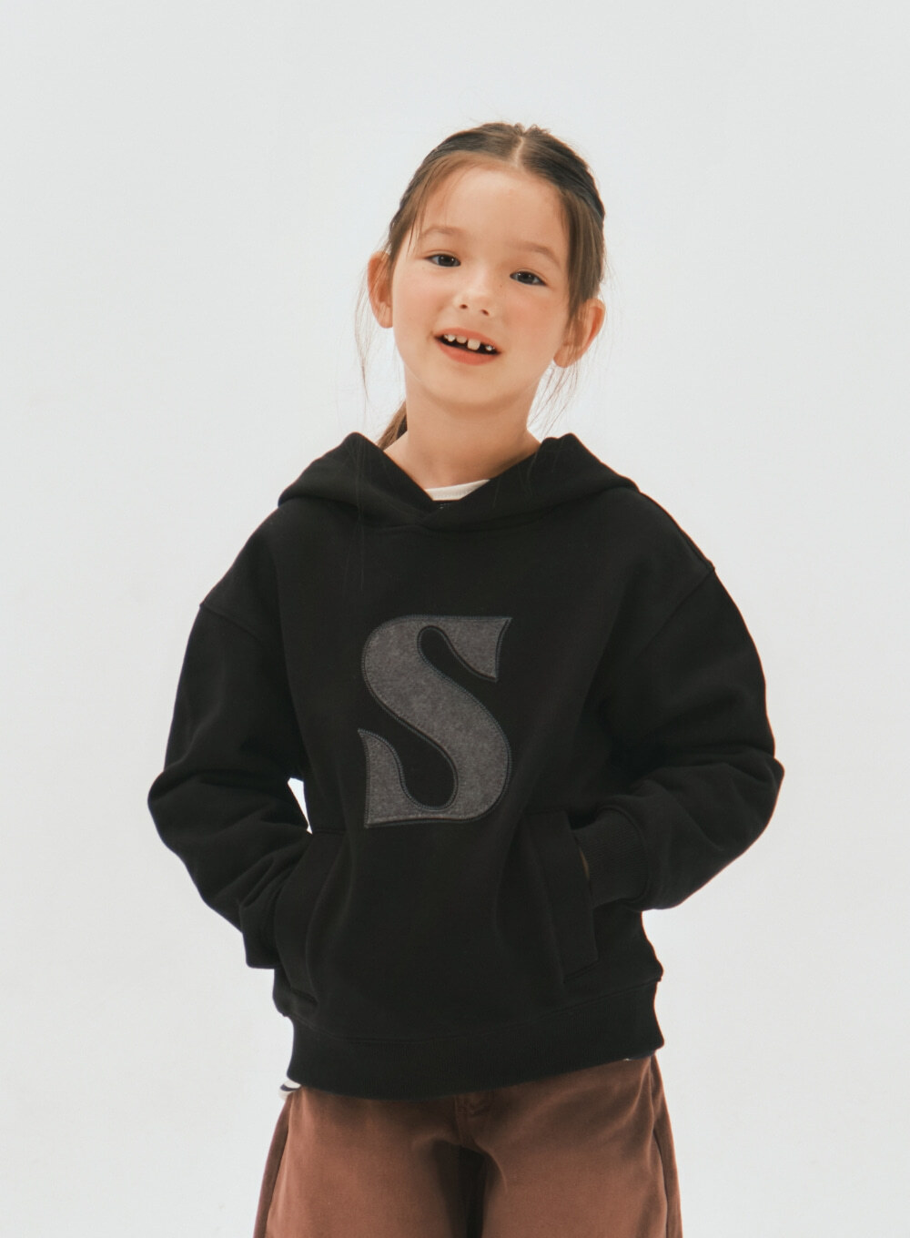 SATUR 兒童款 S Logo 貼布口袋連帽上衣  SA253KTH01