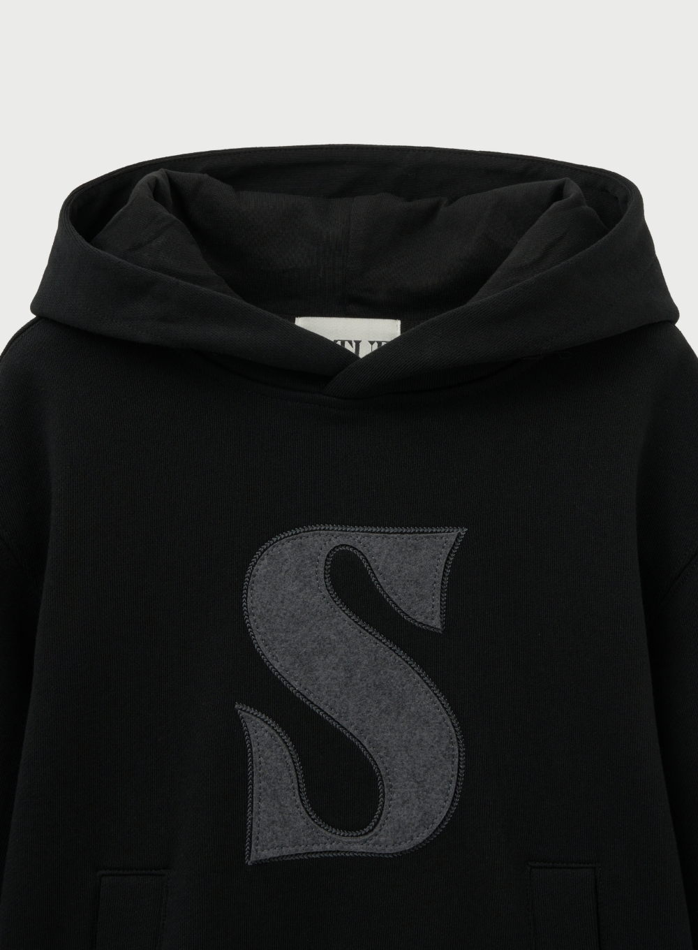 SATUR 兒童款 S Logo 貼布口袋連帽上衣  SA253KTH01