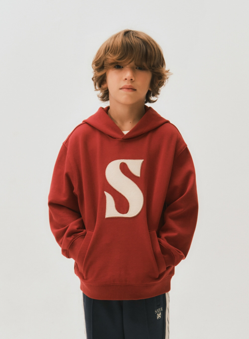 SATUR 兒童款 S Logo 貼布口袋連帽上衣  SA253KTH01