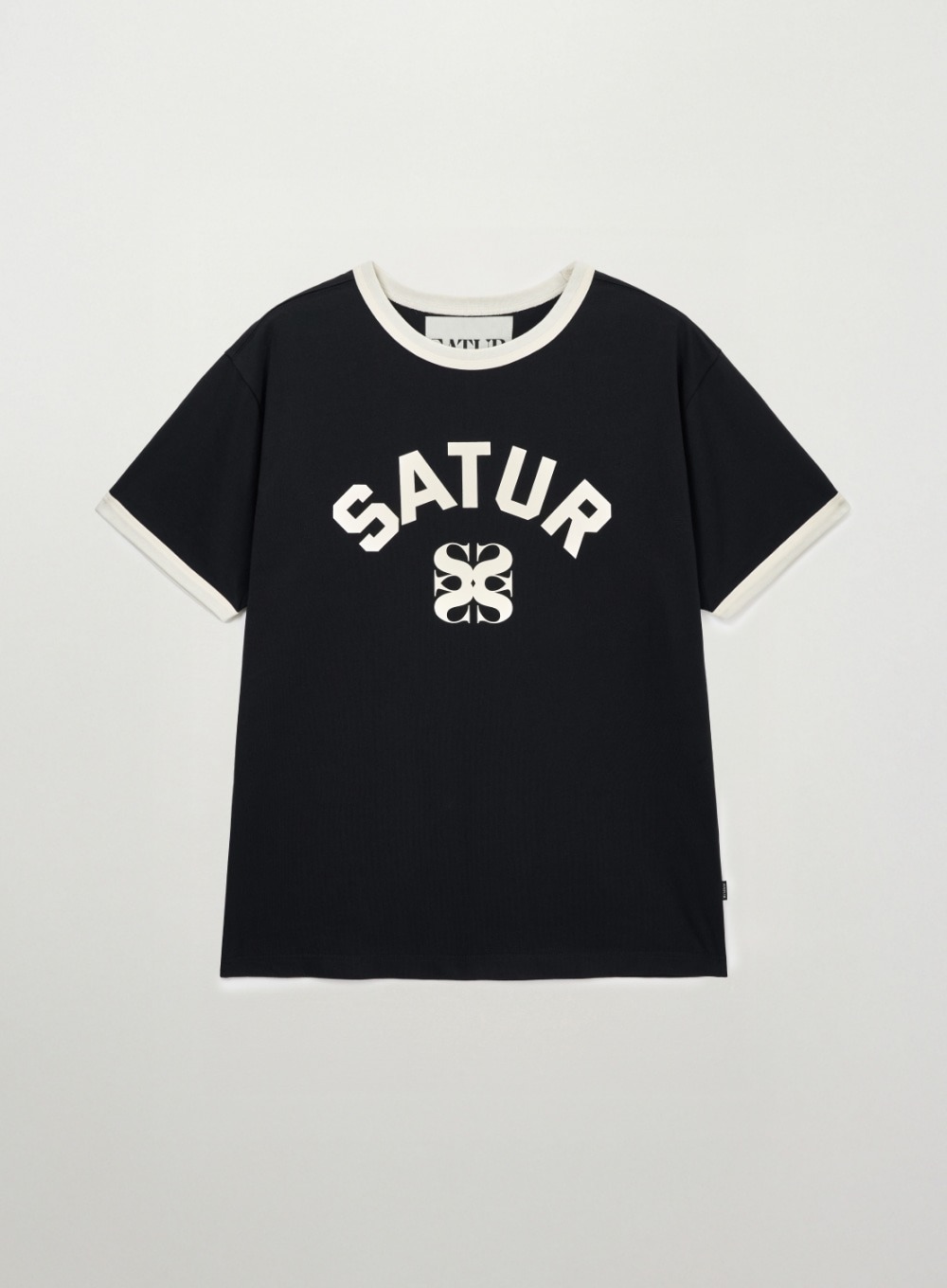 SATUR 拱形Logo標誌短袖上衣  SA262MTS01
