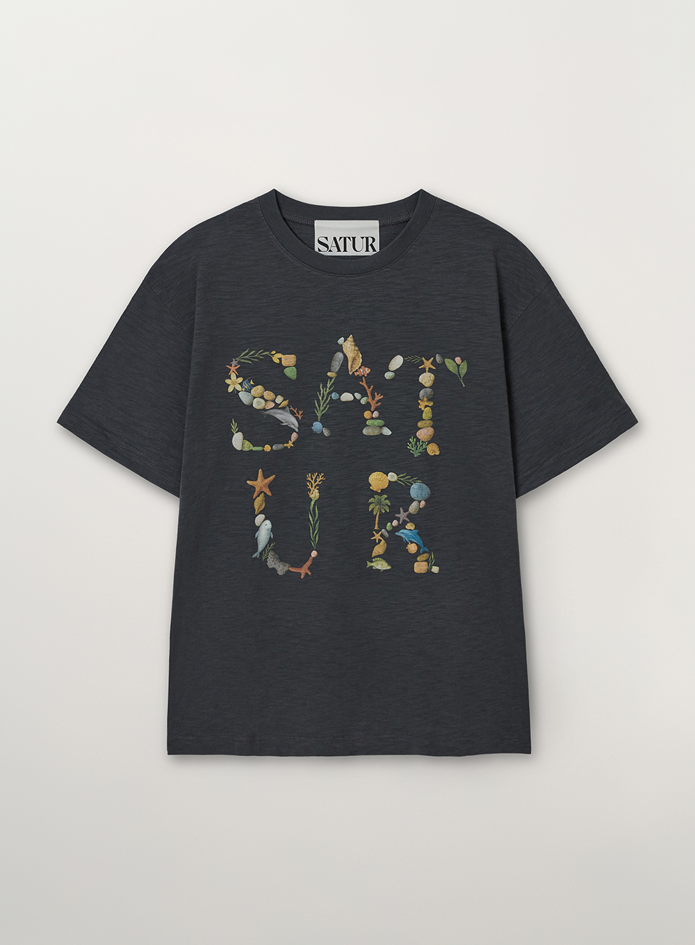 SATUR 海洋拼貼寬鬆短袖上衣  (U) Marin Collage Loose Fit T-Shirt
