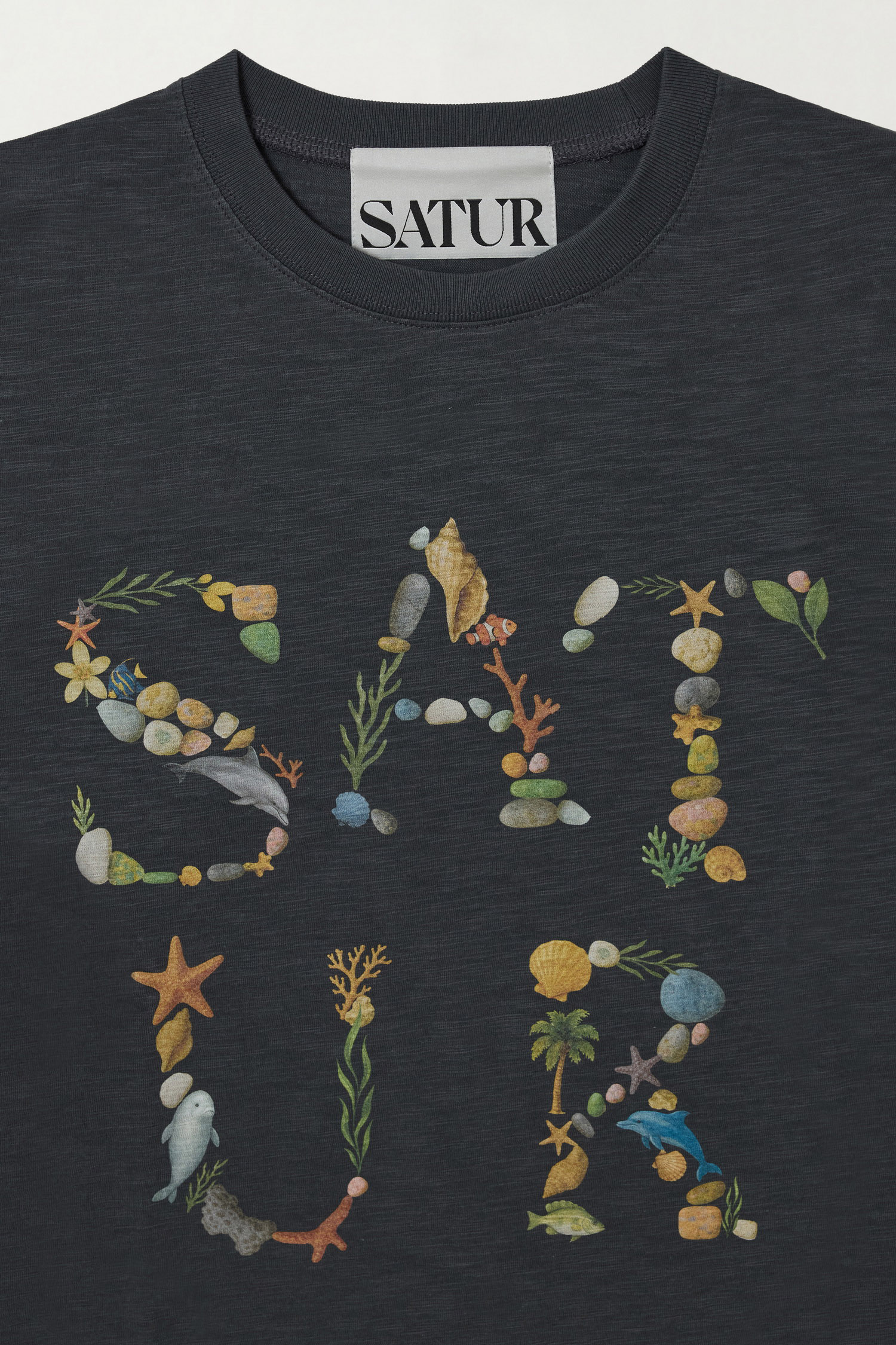 SATUR 海洋拼貼寬鬆短袖上衣  (U) Marin Collage Loose Fit T-Shirt